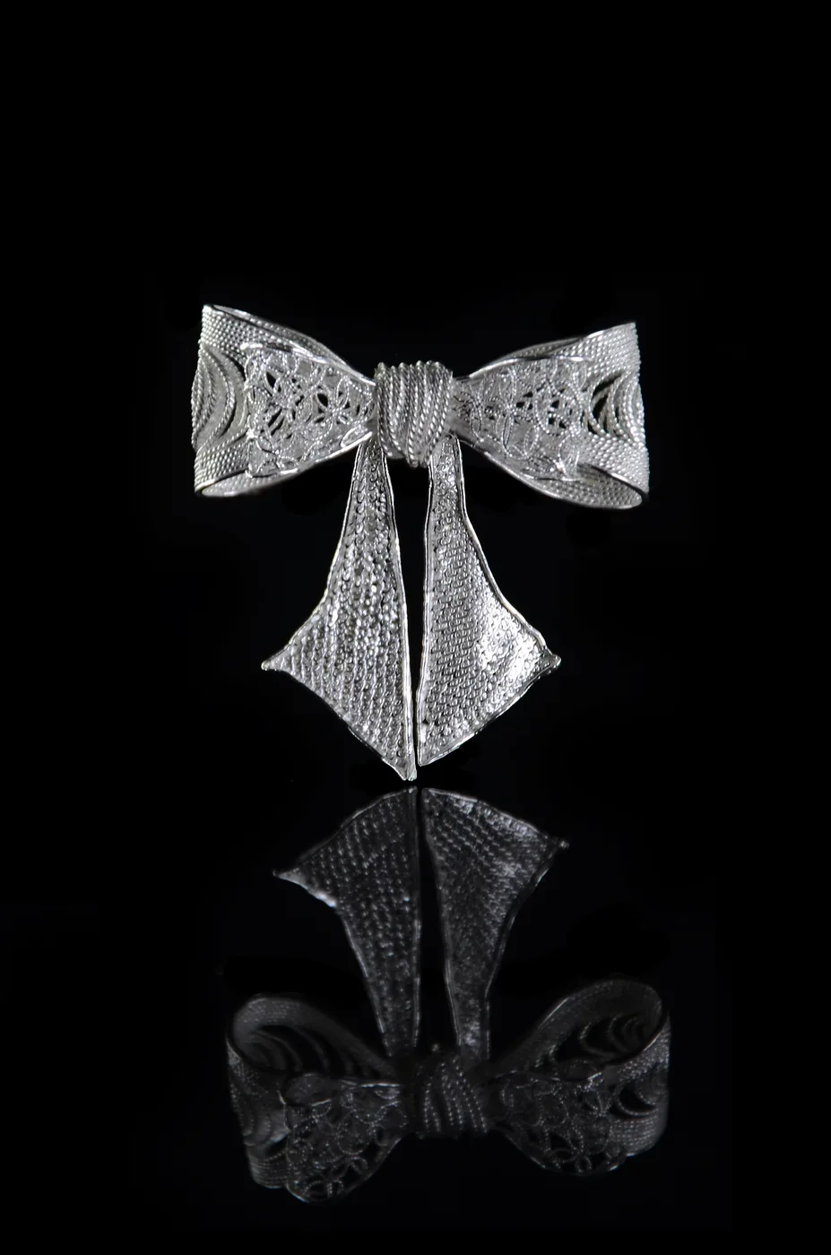 A filigree bow worked in fine silver wire.