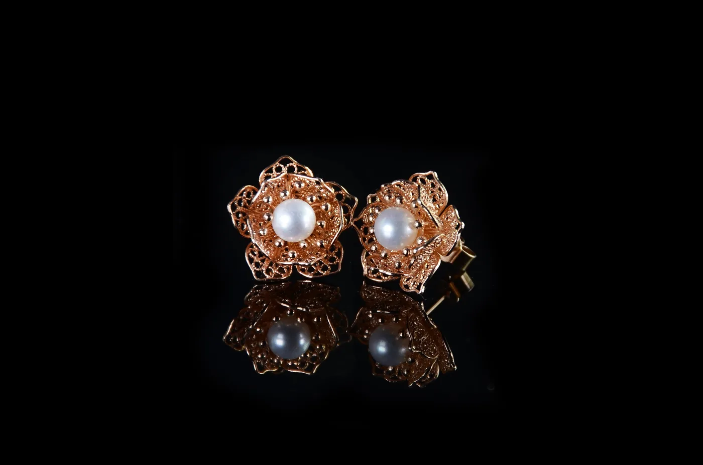 Peach blossom pearl earrings in rose-gold-plated filigree set with pearls.